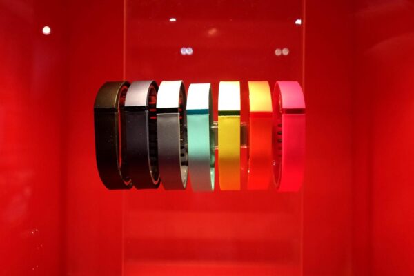 Google sfida Apple nel mercato degli smartwatch: acquistata Fitbit per 2,1 miliardi di dollari