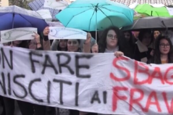 Le ‘Sardine’ diventano ‘Fravaglie’: in centinaia in piazza a Sorrento contro Salvini