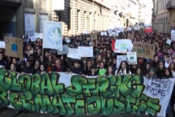 Fridays for Future a Milano: “Su le mani per il pianeta”