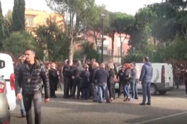 Funerali di Luca Sacchi, l’arrivo del feretro