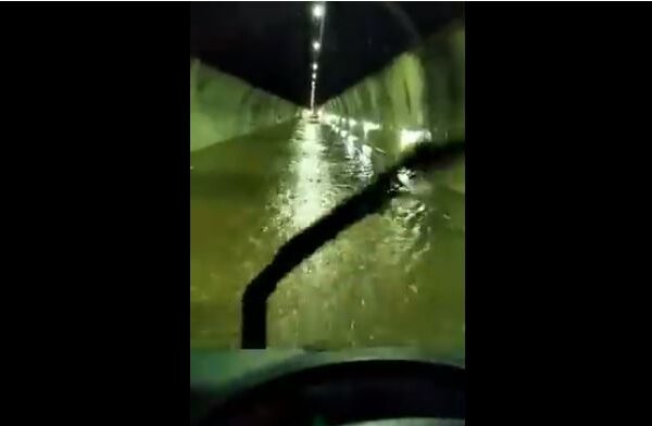 La galleria dell’autostrada diventa un fiume, all’altezza di Genova Aeroporto