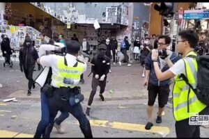 Hong Kong brucia: agenti sparano sugli studenti, ragazzi danno a fuoco un uomo