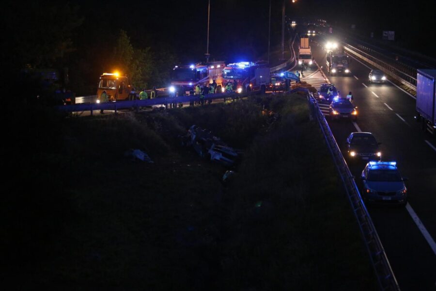 Muore investito in autostrada mentre attraversa la carreggiata