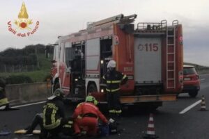 Carambola tra furgone, bus e auto: un morto in autostrada