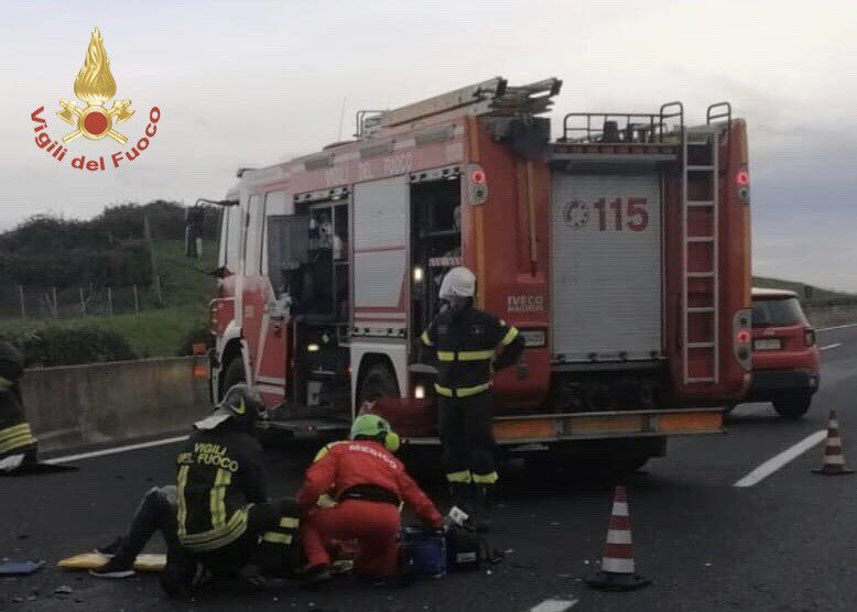 Carambola tra furgone, bus e auto: un morto in autostrada