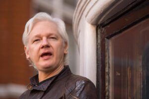 Julian Assange sta morendo in carcere, il grido d’aiuto del padre