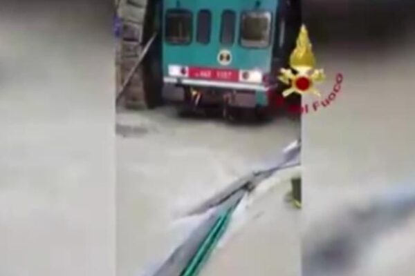 Maltempo in Calabria, soccorsi passeggeri di un treno in una galleria allagata