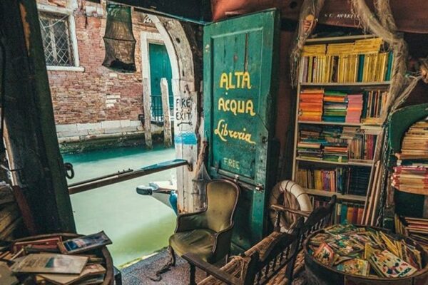 Venezia, decine di volontari per salvare la libreria sommersa