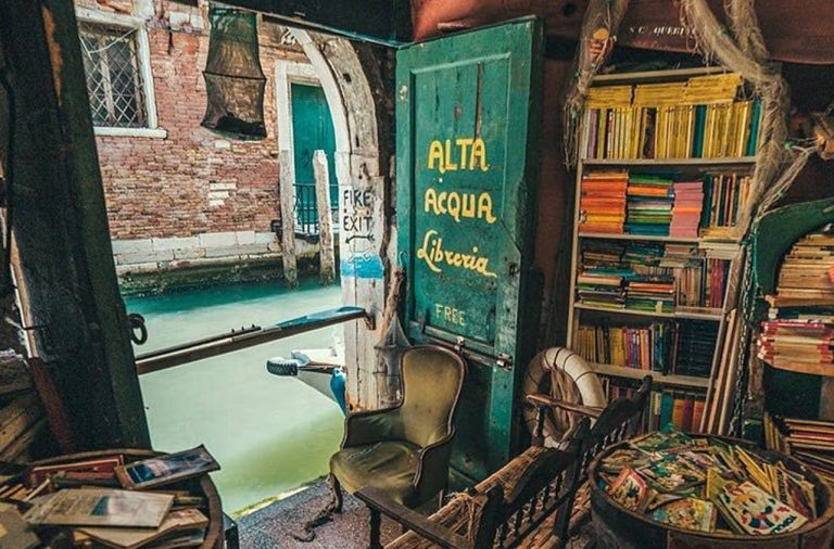Libreria Acqua Alta di Venezia: centinaia di testi sommersi dalla marea