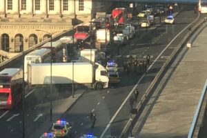 Attentato a Londra, 2 morti e più feriti sul London Bridge. La polizia: “E’ terrorismo”