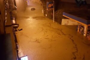 Maltempo, pioggia battente e allagamenti a Genova