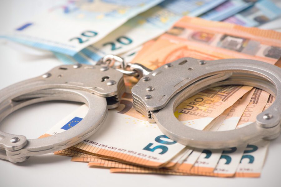Manette agli evasori? Un delirio: così finiremo tutti alla sbarra