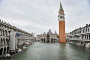 Venezia, attivisti di Ultima Generazione spruzzano fango sulla Basilica di San Marco