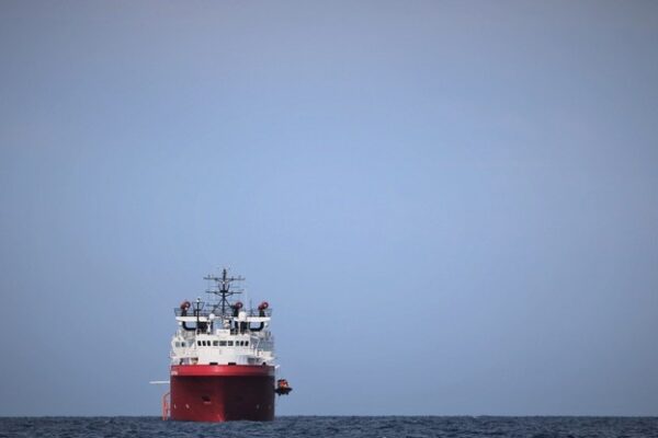 L’appello di Open Arms: “Abbiamo 73 migranti a bordo, vanno fatte sbarcare subito”