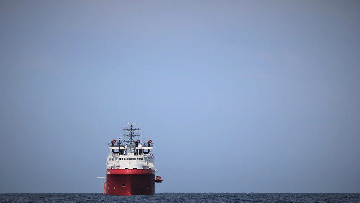 L’appello di Open Arms: “Abbiamo 73 migranti a bordo, vanno fatte sbarcare subito”