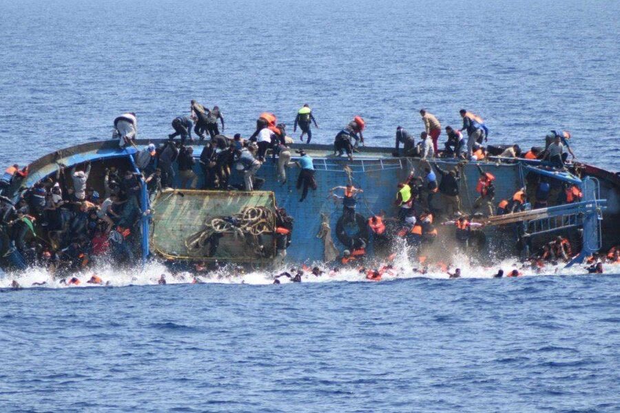 Nubifragio nel Mediterraneo, 7 migranti morti e 20 dispersi: “A bordo bambini”