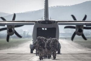 Rientrano i militari feriti in Iraq, Di Maio: “Sono i nostri eroi, dobbiamo ringraziarli”