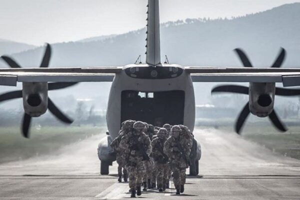 Rientrano i militari feriti in Iraq, Di Maio: “Sono i nostri eroi, dobbiamo ringraziarli”