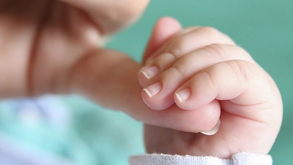 Allatta il figlio e si addormenta, il neonato muore soffocato: tragedia in ospedale