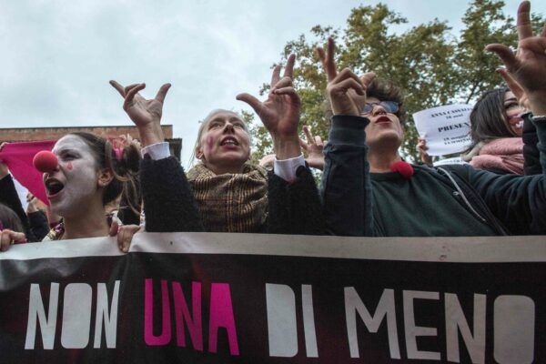 Violenza sulle donne, il report shock: “E’ colpa del modo di vestirsi, uno schiaffo ogni tanto va bene”