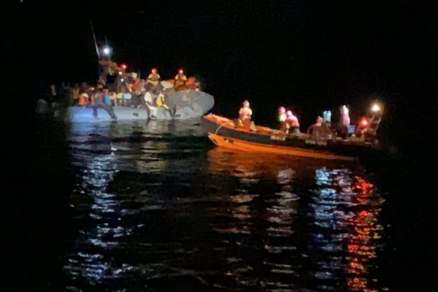 Open Arms salva 73 migranti: trovati con ferite da arma da fuoco