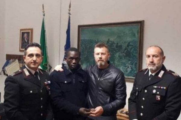 Ambulante trova orologio d’oro e lo restituisce, il proprietario lo assume