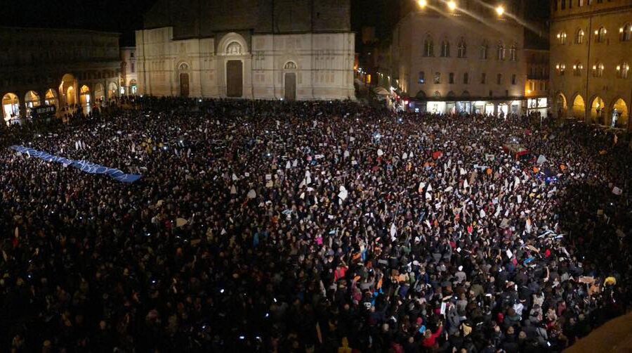 Salvini a Bologna, a piazza Maggiore 10mila ‘sardine’ contro il leader della Lega
