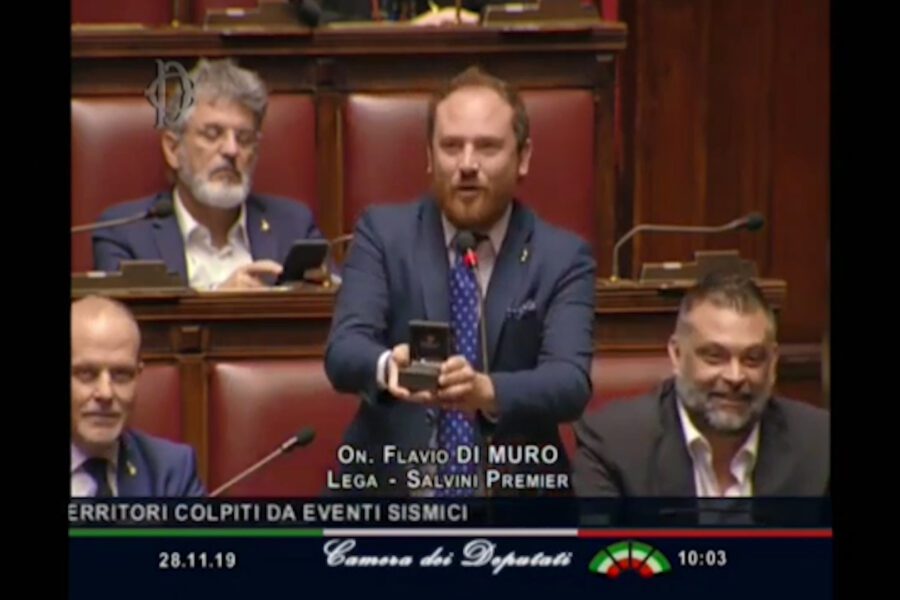 Proposta di matrimonio in Parlamento, durante la discussione deputato leghista tira fuori l’anello