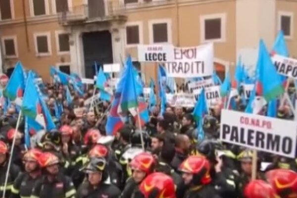 Roma, i vigili del fuoco protestano per gli stipendi: “Vogliamo equiparazione con altri Corpi”