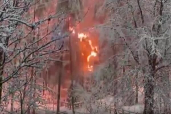Cadono i cavi elettrici per il maltempo, bosco in fiamme in Val Pusteria