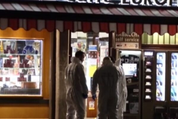 Assalto al bar con sparatoria a Cinecittà, muore rapinatore. Grave il titolare