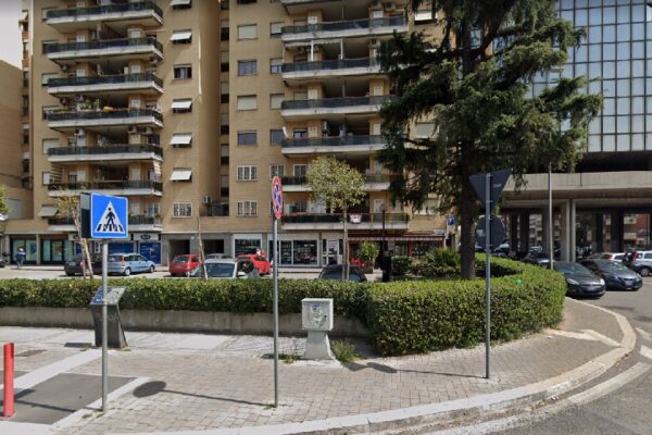 Assalto in un bar di Roma: muore rapinatore, ferito il titolare