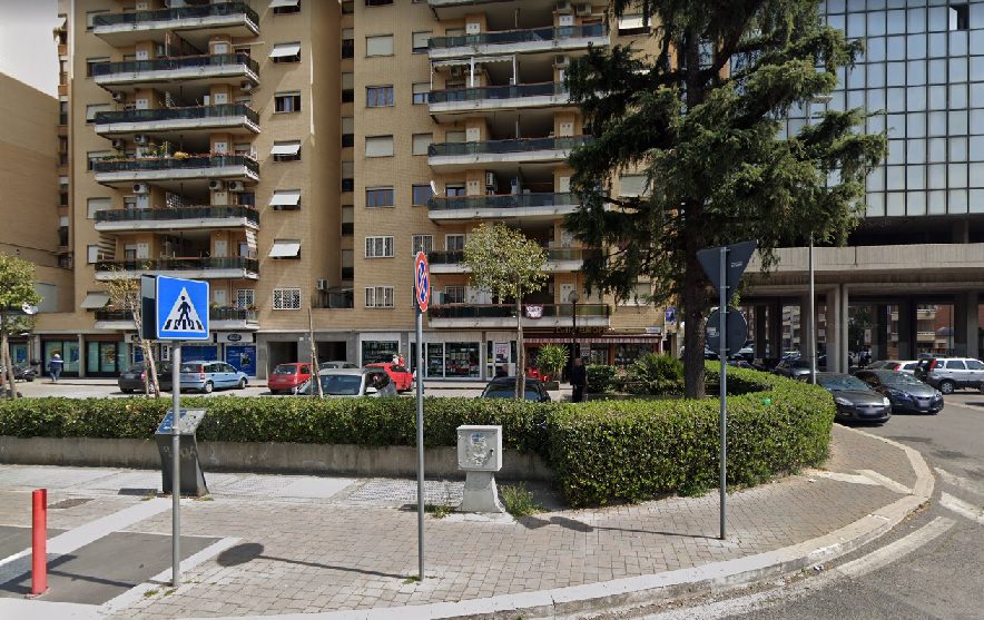 Assalto in un bar di Roma: muore rapinatore, ferito il titolare