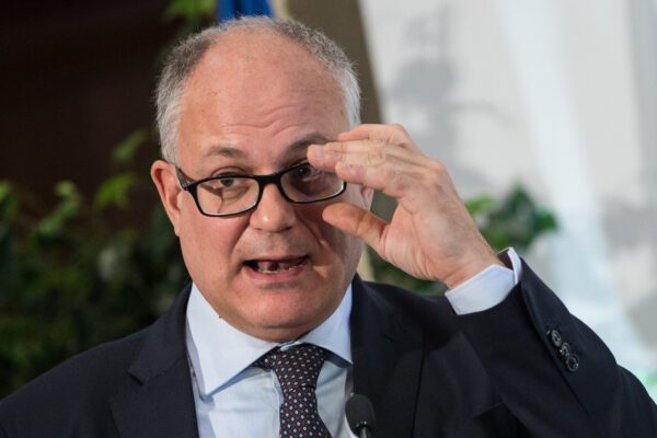 Gualtieri: “Plastic tax si può rimodulare”. Renzi: “Bene retromarcia”