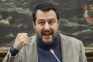 Sondaggi, vola il centrodestra trainato da Salvini: tracollo dei 5 Stelle Sondaggi, vola il centrodestra trainato da Salvini: tracollo dei 5 Stelle