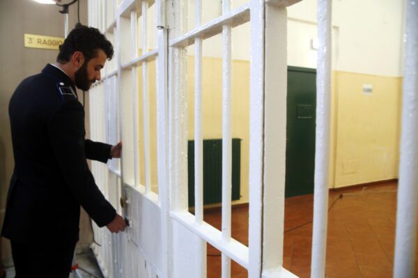 Droga e smartphone in cella, doppio blitz nelle carceri di Foggia e Bellizzi