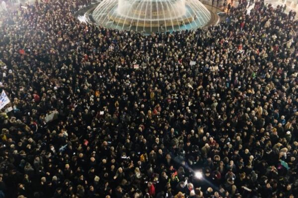 Invasione di sardine a Genova: “No al sovranismo” sulle note di De Andrè