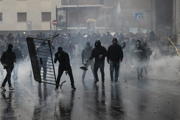 Foto Carlo Lannutti/LaPresse
15-05-2019 Roma, Italia
Cronaca
Finale coppa Italia Lazio-Atalanta, scontri tra tifosi e polizia prima dell’incontro nei pressi dello Stadio Olimpico di Roma
Nella foto: momenti degli scontri nei pressi dello stadio Foto Carlo Lannutti/LaPresse
15-05-2019 Roma, Italia
Cronaca
Finale coppa Italia Lazio-Atalanta, scontri tra tifosi e polizia prima dell’incontro nei pressi dello Stadio Olimpico di Roma
Nella foto: momenti degli scontri nei pressi dello stadio