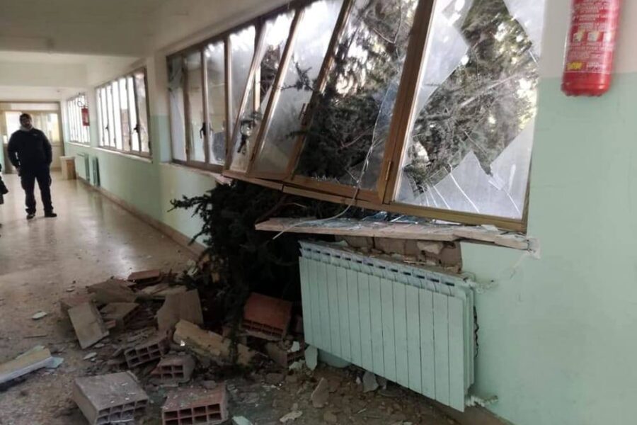 Scuole chiuse 4 giorni per maltempo, affondo contro il sindaco: “Ormai non è più un’emergenza”