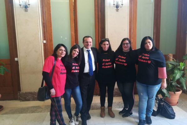 “Prima di tutto mamme”, il post del sindaco De Luca scatena i social