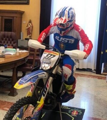 In comune con la moto da cross, il video del sindaco di Messina divide il web