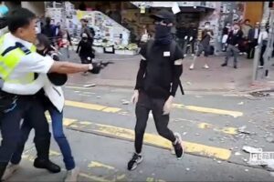 Scontri Hong Kong: polizia spara, due feriti