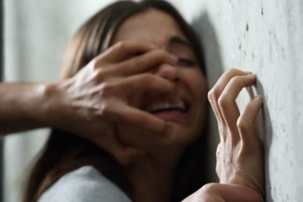 Conosce due uomini su Instagram, ventenne seviziata e violentata per ore: trovata dal fidanzatino svenuta davanti a un bar in zona Torre Angela Conosce due uomini su Instagram, ventenne seviziata e violentata per ore: trovata dal fidanzatino svenuta davanti a un bar in zona Torre Angela