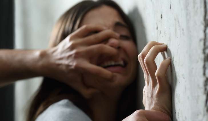 Conosce due uomini su Instagram, ventenne seviziata e violentata per ore: trovata dal fidanzatino svenuta davanti a un bar in zona Torre Angela