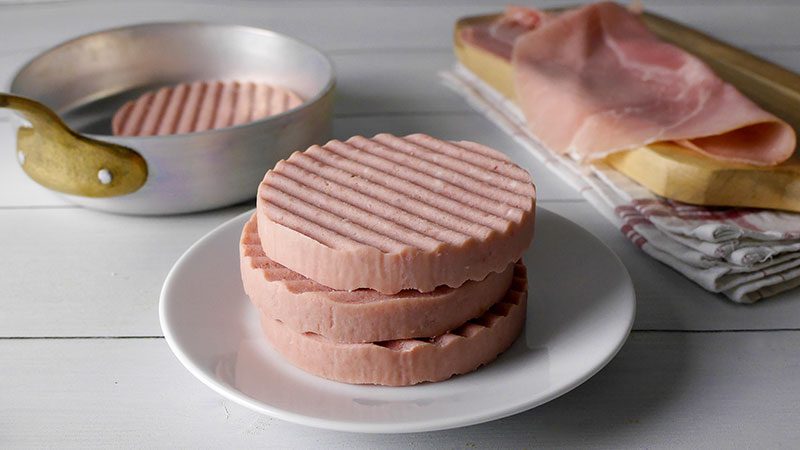 “Bimba grave dopo lo spuntino”: l’audio fake corre su WhatsApp e inganna i genitori