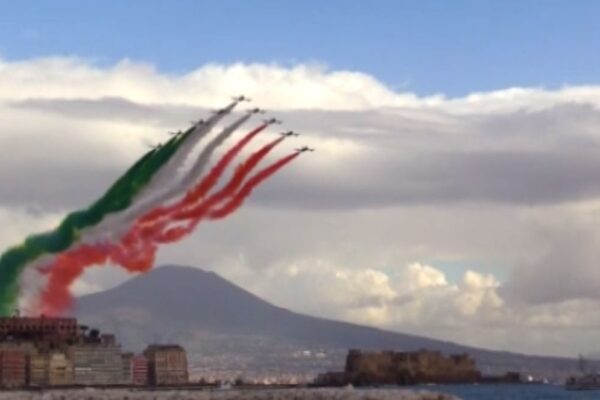Lo spettacolo delle Frecce Tricolori sul Golfo di Napoli
