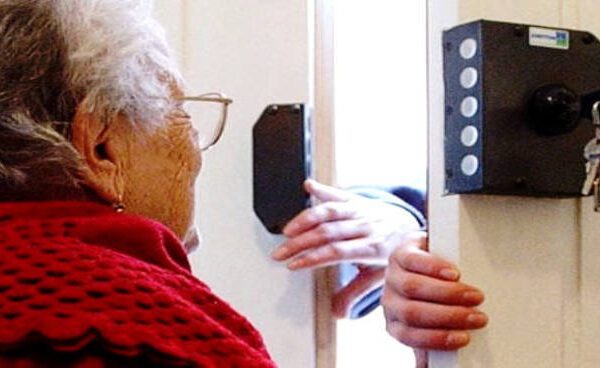 Casa pignorata, anziana sbattuta fuori e spedita in uno ospizio: ma i termini di pagamento erano modificati…