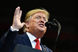 Hong Kong, Trump firma la legge pro manifestanti: la Cina minaccia “decise contromisure”