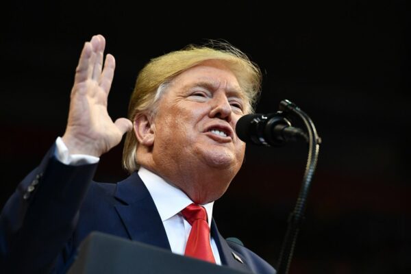 Hong Kong, Trump firma la legge pro manifestanti: la Cina minaccia “decise contromisure”