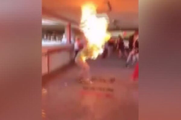 Hong Kong, manifestanti mascherati danno fuoco a un uomo